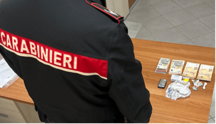 Lamezia Terme, droga in casa nonostante i domiciliari: arrestata 50enne con cocaina ed eroina
