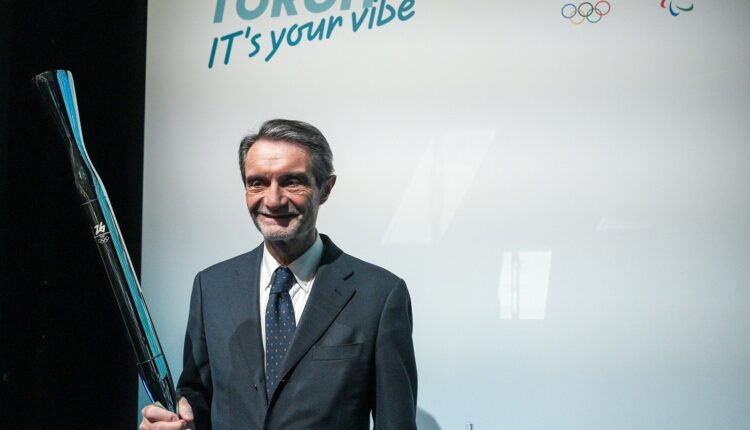 Il presidente Attilio Fontana accoglie la Fiamma olimpica a Varese durante il percorso verso Milano 2026