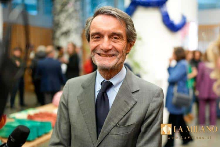 Il presidente Attilio Fontana accoglie la Fiamma olimpica a Varese durante il percorso verso Milano 2026