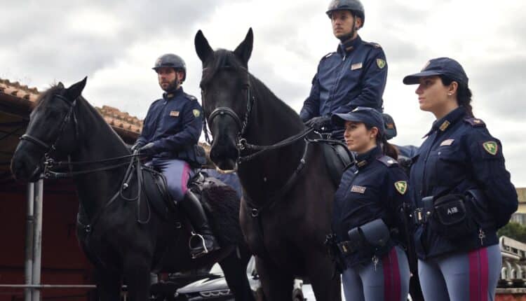 Roma, Polizia di Stato e ARES 118 insieme per la cardioprotezione: defibrillatore in dotazione alle pattuglie ippomontate