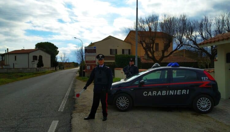 Controllo dei Carabinieri durante un posto di blocco a Cannara