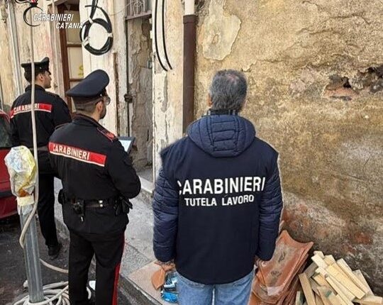 Controlli dei Carabinieri in un cantiere edile a Catania