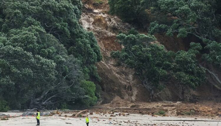 Campeggio distrutto dalla frana a Mount Maunganui dopo forti piogge in Nuova Zelanda