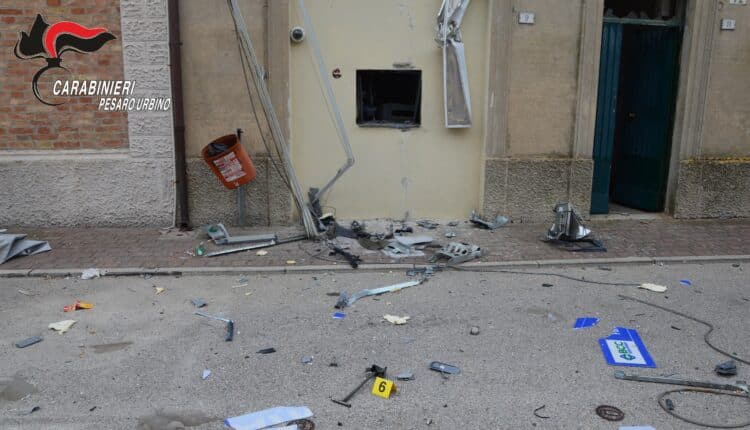 Carabinieri durante un’operazione di indagine su un furto al bancomat con esplosivo a San Costanzo in provincia di Pesaro e Urbino