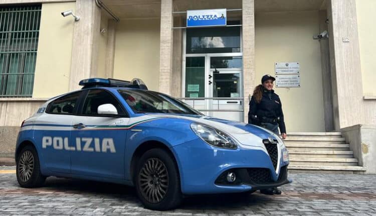 Volante della Polizia di Stato durante un controllo in un appartamento occupato abusivamente a Genova