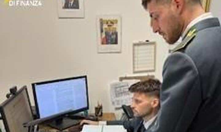 Finanzieri della Guardia di Finanza impegnati in controlli fiscali su guadagni non dichiarati da influencer di OnlyFans a Lodi