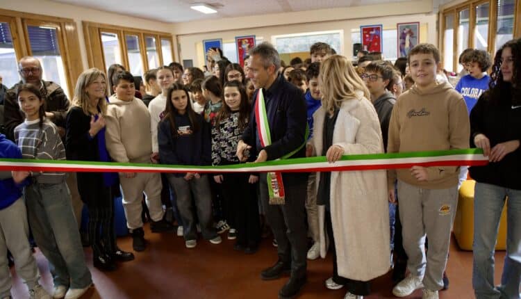 Taglio del nastro alla scuola media Anna Frank di Cremona dopo i lavori di adeguamento sismico finanziati dal PNRR