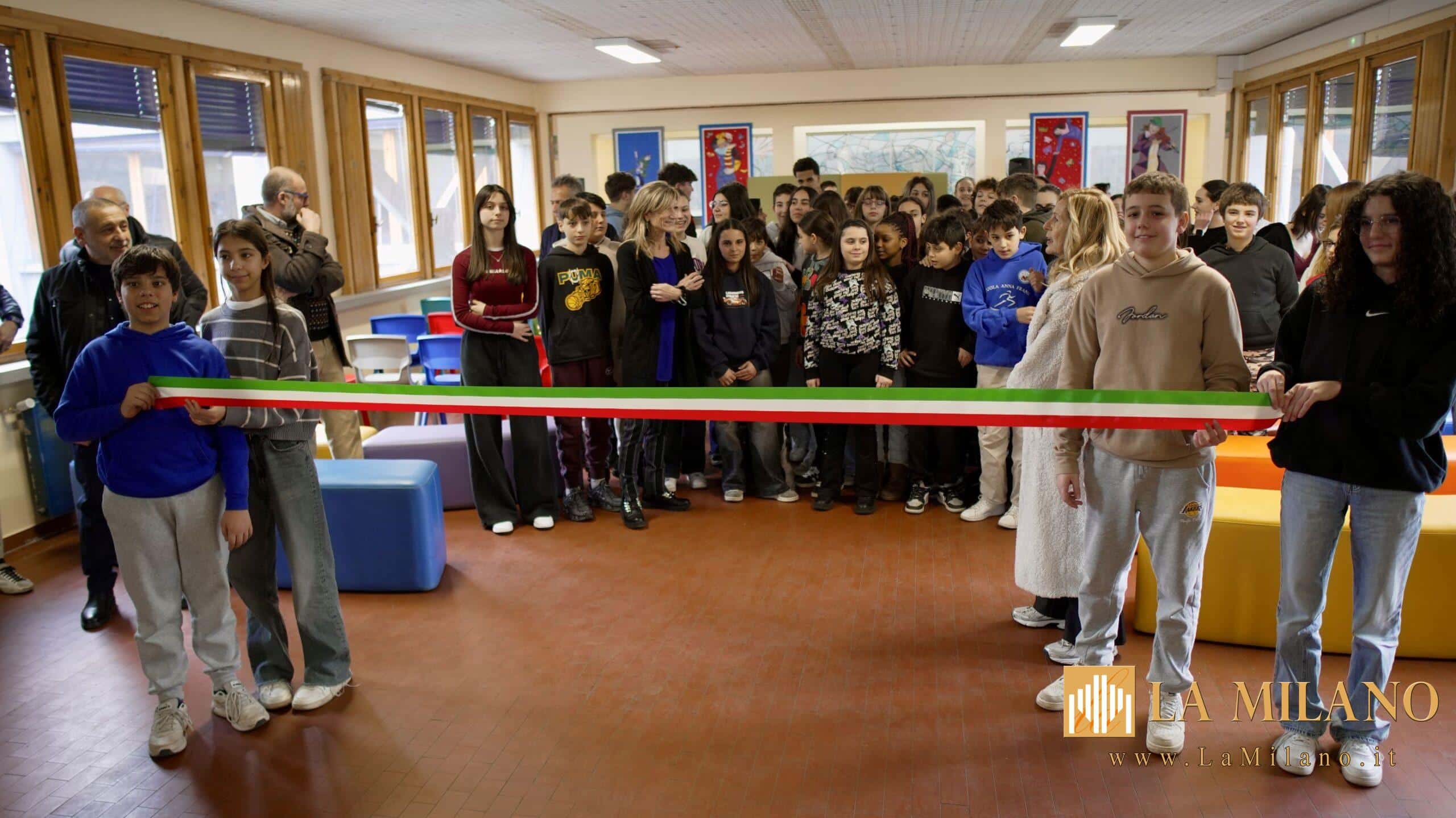 Taglio del nastro alla scuola media Anna Frank di Cremona dopo i lavori di adeguamento sismico finanziati dal PNRR