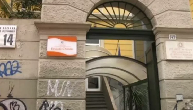 Agenti della Polizia di Stato davanti all’istituto Einaudi-Chiodo della Spezia dopo l’accoltellamento di uno studente