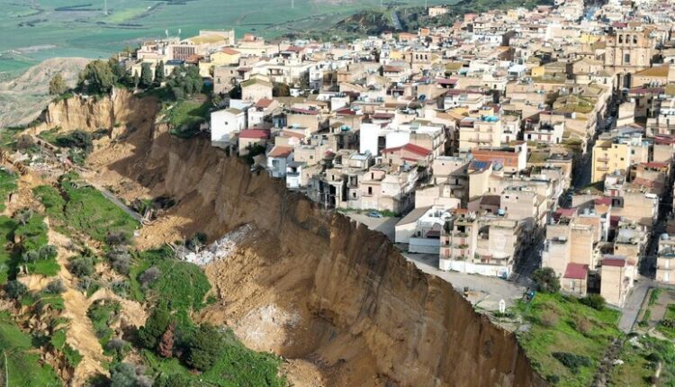Veduta aerea della frana di Niscemi durante il sopralluogo della premier Giorgia Meloni in Sicilia