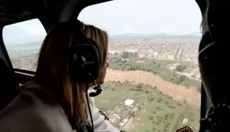 Giorgia Meloni sorvola in elicottero le aree della Sicilia colpite dal ciclone Harry e dalle frane