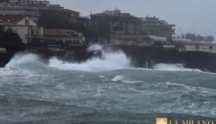 Protezione civile in Sicilia durante l’allerta rossa con evacuazioni preventive e interventi di emergenza sul territorio