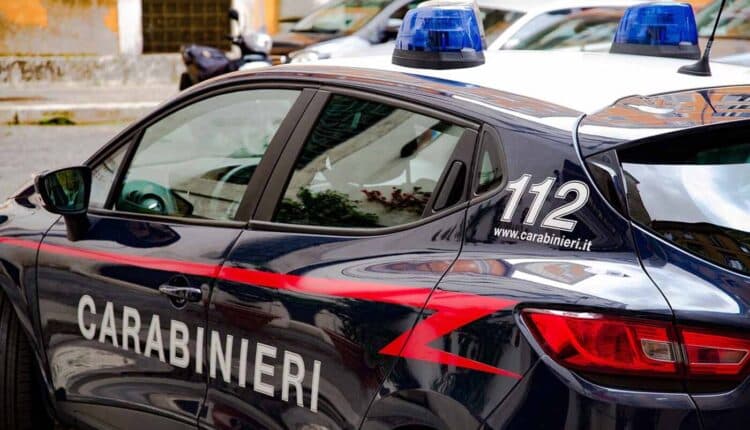Carabinieri durante l’operazione contro la rapina in villa a Maltignano
