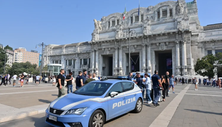 Polizia Ferroviaria in servizio antiborseggio a Milano Centrale