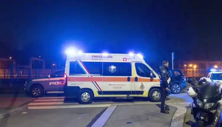 Agenti di polizia durante un’operazione antidroga nel quartiere Rogoredo a Milano dopo la sparatoria in via Impastato