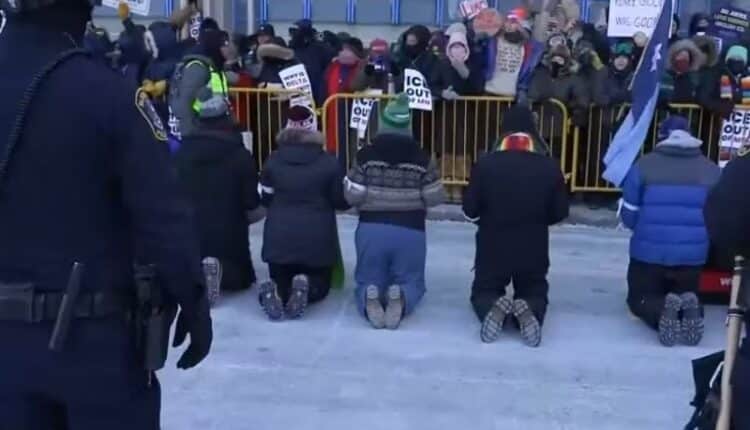 Membri del clero arrestati durante una protesta contro le politiche migratorie all’aeroporto internazionale di Minneapolis-St. Paul