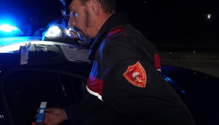 Mondragone, fermato lungo la Domiziana con cocaina e marijuana: 23enne arrestato per spaccio