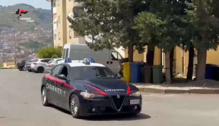 Rilievi dei carabinieri sul luogo dell’omicidio in via Popilia a Cosenza, auto colpita da colpi di arma da fuoco
