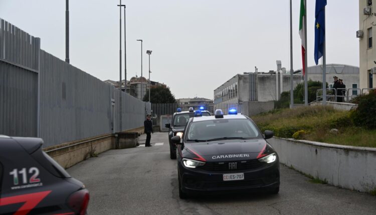 Carabinieri durante l’operazione Potentia contro il traffico di droga a Potenza Picena