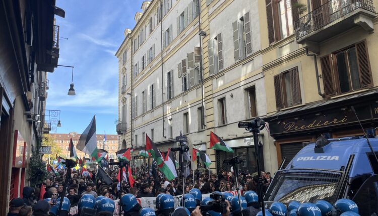 Forze dell’ordine durante i disordini delle manifestazioni pro Palestina a Torino in piazza Castello