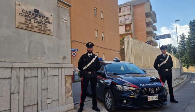Carabinieri impegnati in un’operazione antidroga durante i controlli del territorio a Palermo