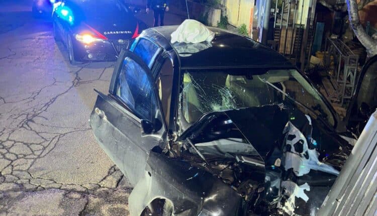 Pescara, folle inseguimento notturno: senza patente tenta la fuga dai Carabinieri e si schianta contro un muro. Due feriti in codice rosso
