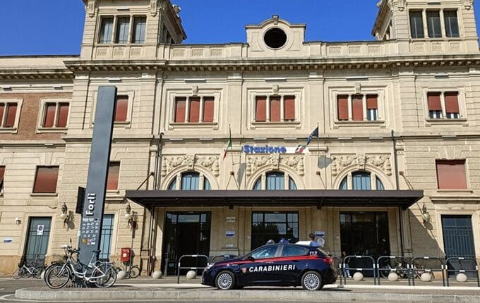 Rissa sul treno regionale a Forlì, convoglio fermato: cinque giovani denunciati per interruzione di pubblico servizio.