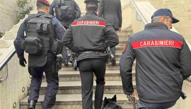 Controlli straordinari dei Carabinieri e della Guardia di Finanza nell’area della stazione di Roma Termini per la sicurezza urbana