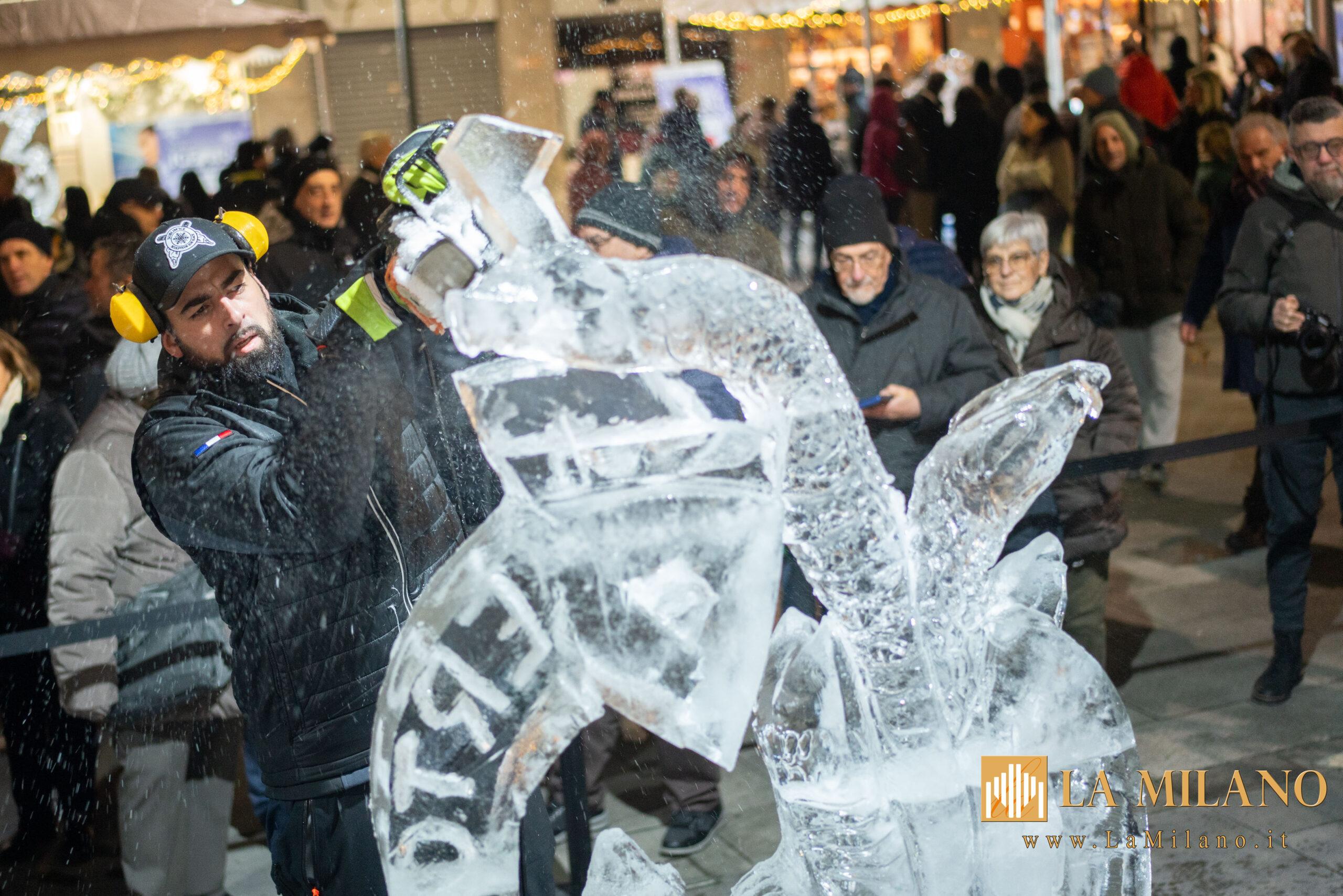 Scultori internazionali al lavoro durante il World Ice Art Championship 2026 in Piazza Petazzi a Sesto San Giovanni