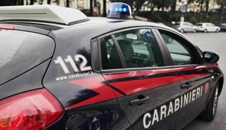 Carabinieri intervenuti davanti al liceo artistico di Sora dopo l’aggressione a uno studente