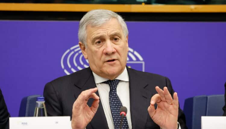 Antonio Tajani al Parlamento Europeo di Strasburgo durante la missione diplomatica per incontri su UE e politica estera