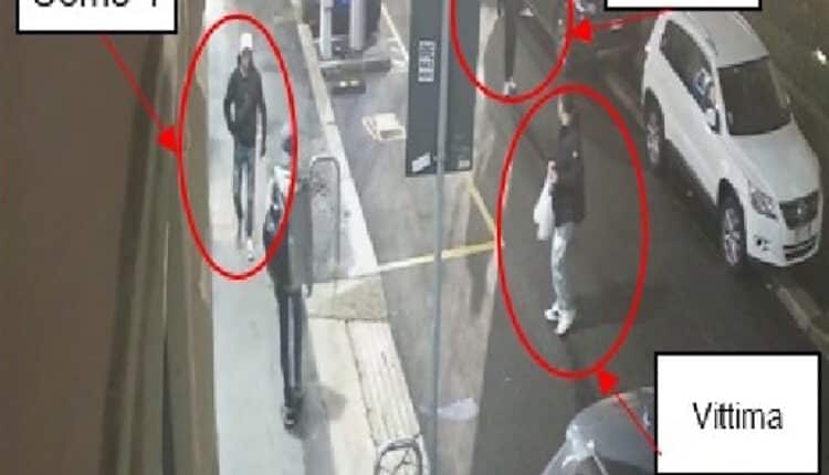 Auto della Polizia di Stato a Milano durante le indagini sul tentato omicidio in via Marsala