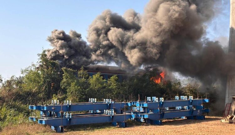 Soccorritori al lavoro dopo il crollo di una gru su un treno nel nord-est della Thailandia