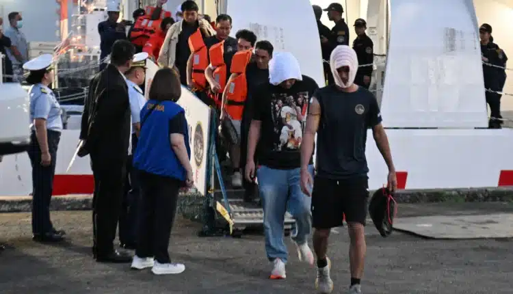 Soccorritori della guardia costiera filippina durante le operazioni di salvataggio dopo il naufragio del traghetto Trisha Kerstin 3 nelle Filippine