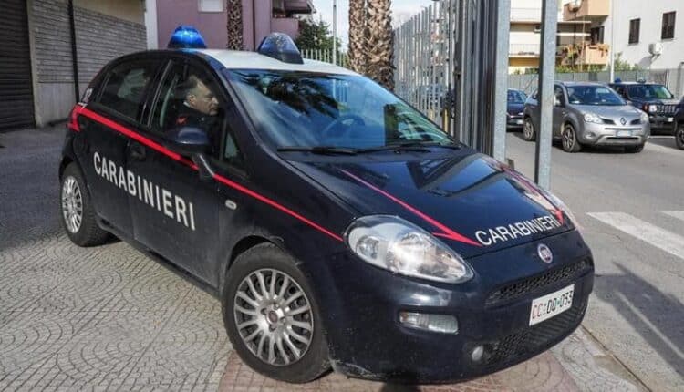 Carabinieri arrestano due uomini per truffa delle monetine a Pietrasanta