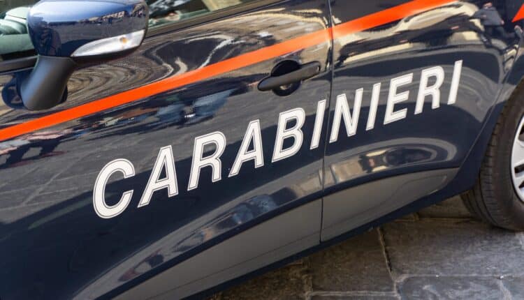 Truffe agli anziani e frodi informatiche: otto arresti tra Napoli e provincia, smantellata una “centrale operativa” del riciclaggio.