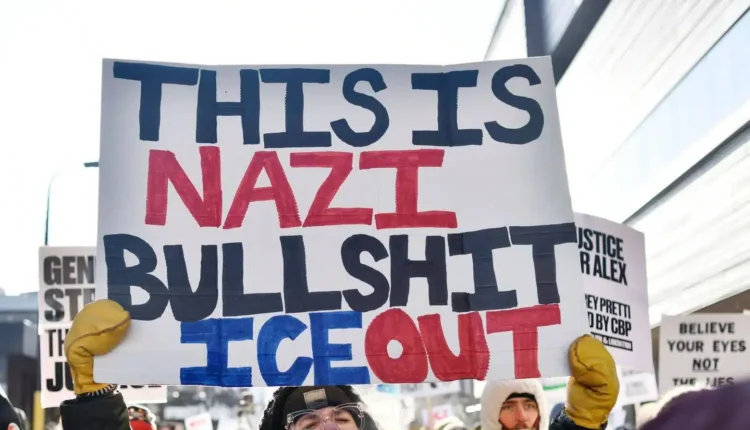 Manifestanti a Minneapolis durante le proteste contro le operazioni anti-immigrazione dell’ICE in Minnesota