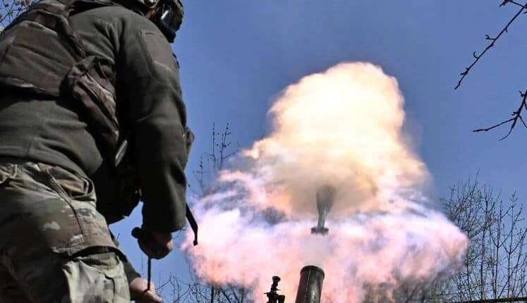 Soldato ucraino al fronte durante il conflitto con la Russia, simbolo del bilancio umano della guerra iniziata nel 2022