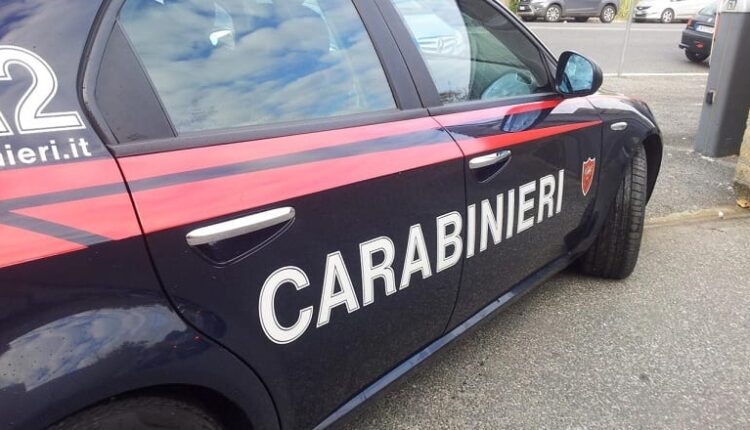 Intervento dei Carabinieri a Viareggio nei pressi della stazione ferroviaria per un arresto per tentata estorsione