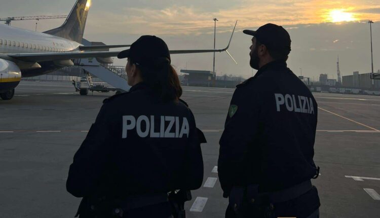 Controlli della Polizia di Frontiera all’aeroporto Marco Polo di Venezia