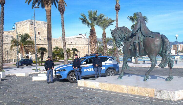 Agenti della Polizia di Stato intervenuti per salvare una donna avvolta dalle fiamme in un incendio a Siponto, Manfredonia