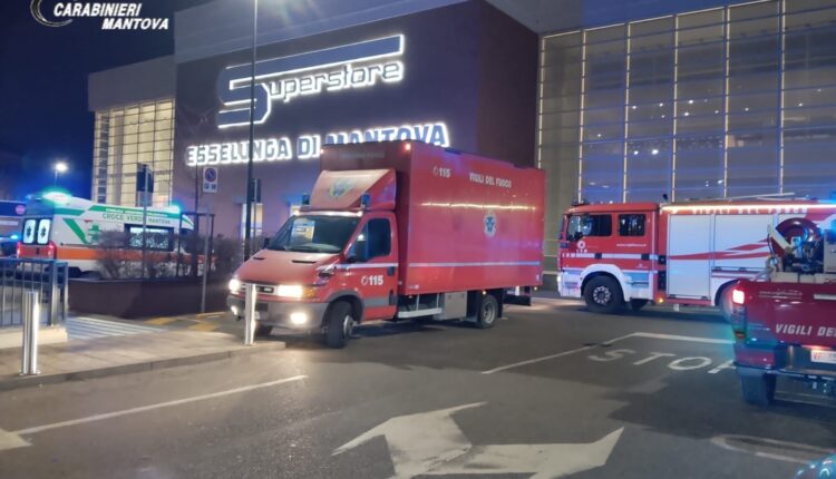 Intervento di soccorsi e Carabinieri all’Esselunga di Mantova